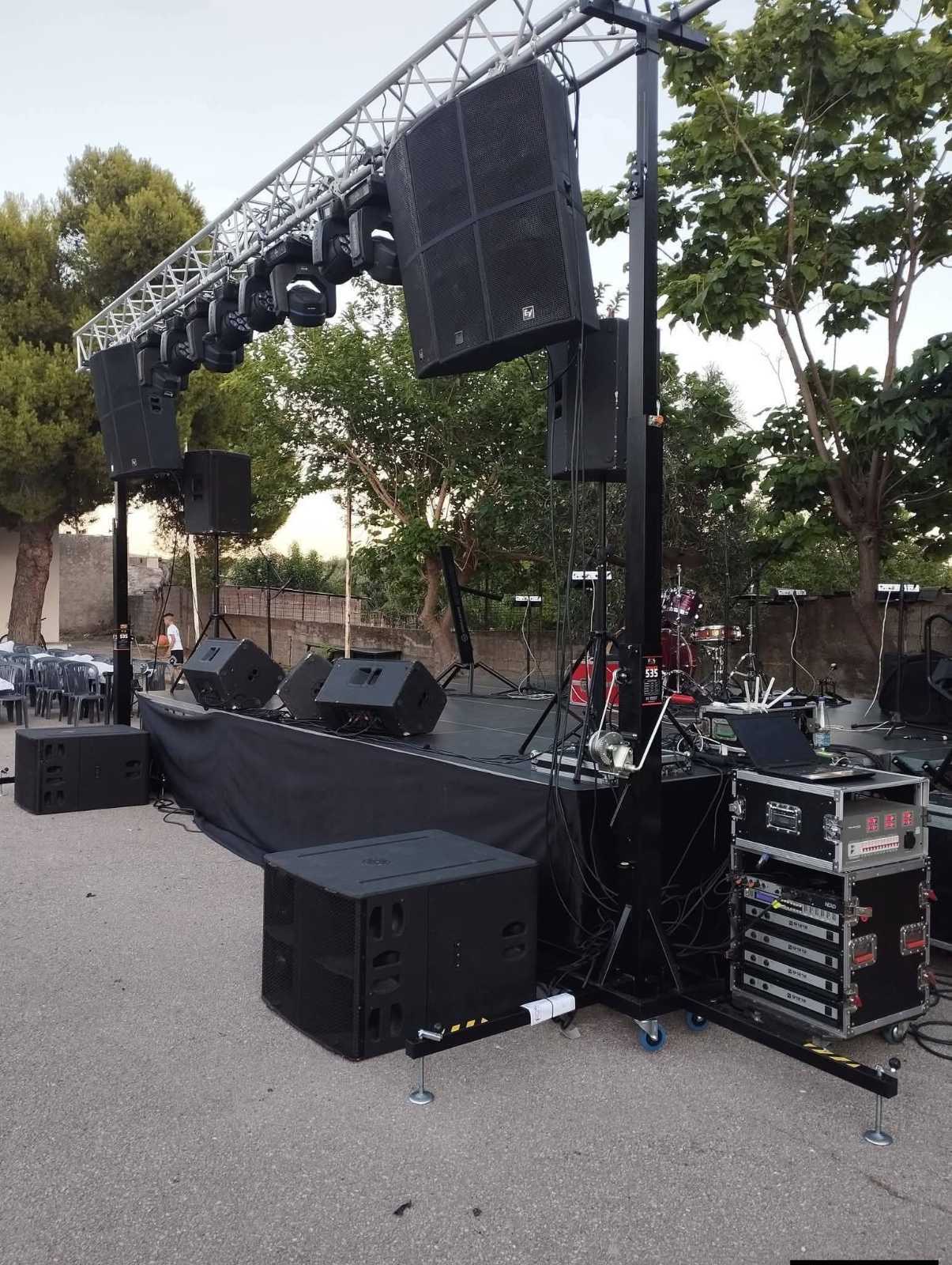 Σκηνή με truss, line array και racks